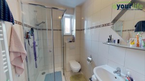 Kernsanierte-Doppelhaushalfte-Augsburg-BadezimmerEG